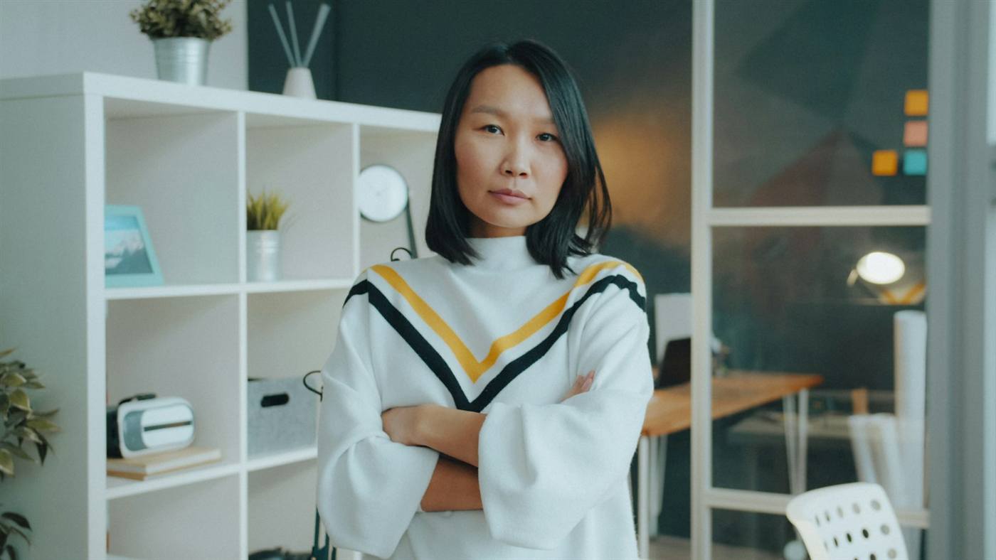 オフィスで前を向いて立つ女性